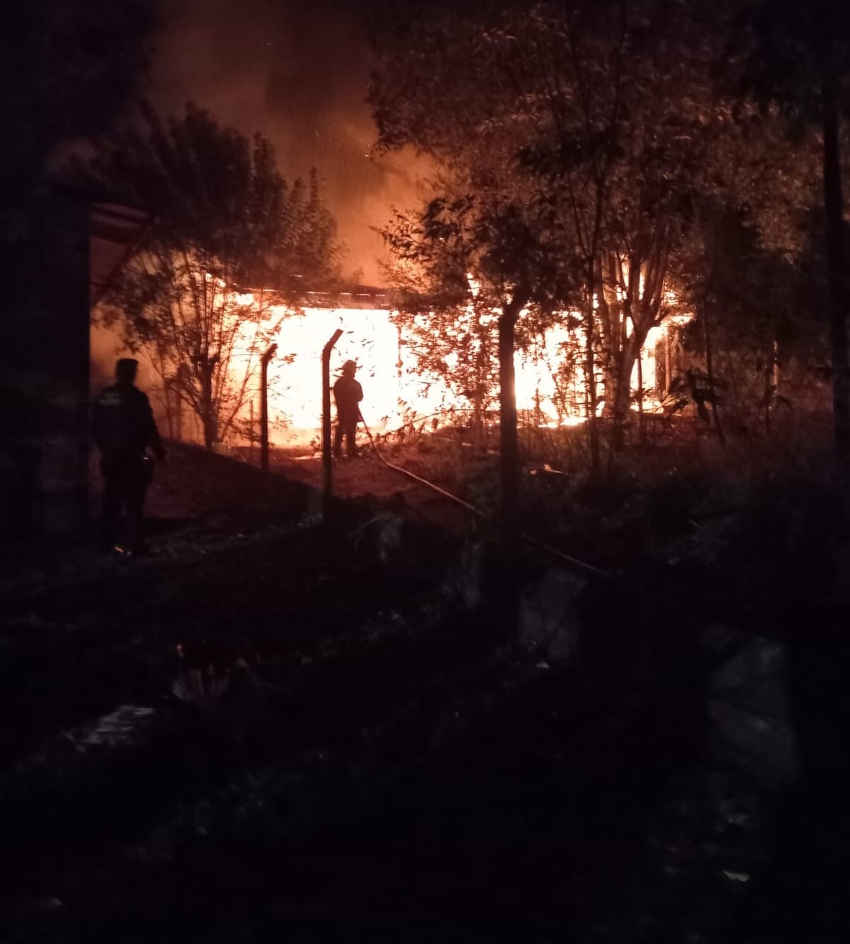 Un hombre hospitalizado tras el incendio total de su vivienda en Eldorado